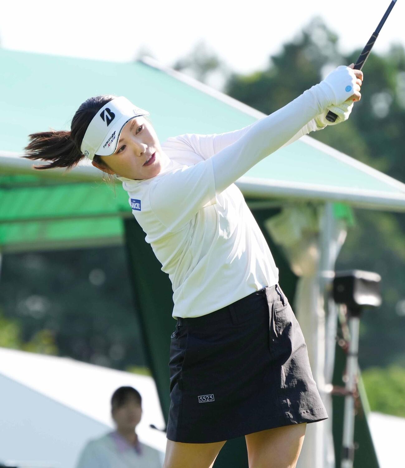 10番、ティーショットを放つ堀奈津佳（撮影・小沢裕）