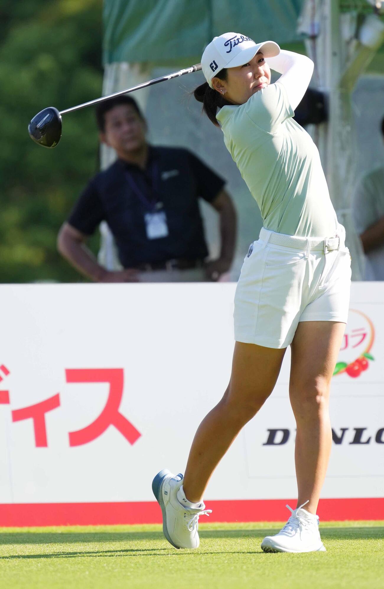 10番、ティーショットを放つ肥後莉音（撮影・小沢裕）