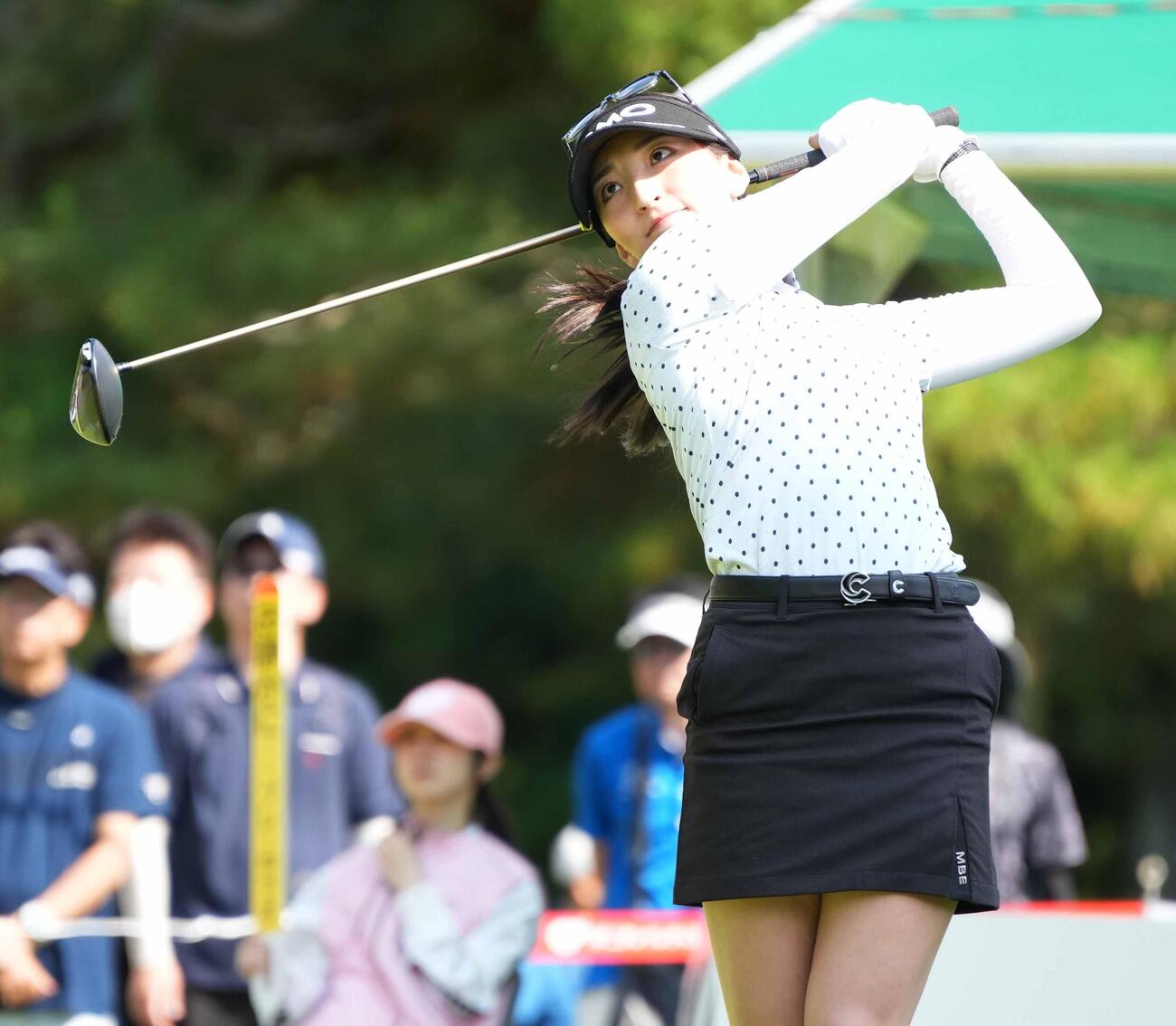1番、ティーショットを放つ脇元華（撮影・小沢裕）