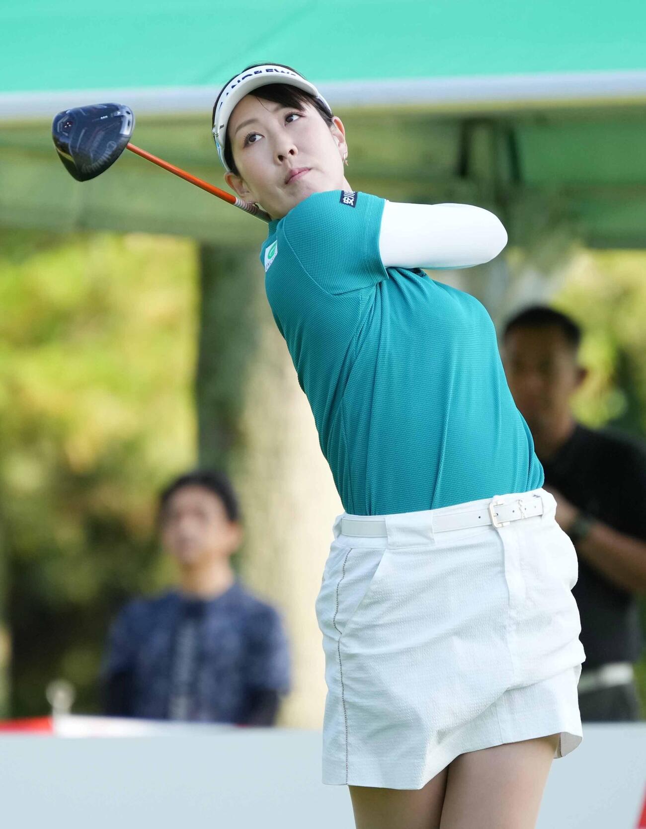 1番、ティーショットを放つ福田真未（撮影・小沢裕）