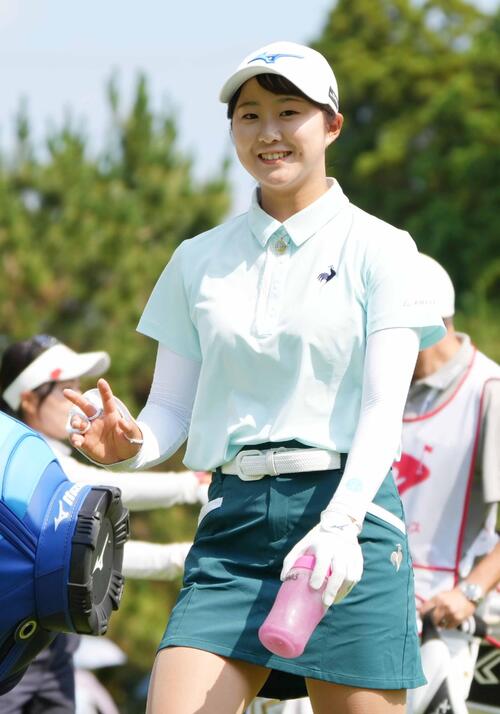 1番、ティーショットを終えカメラマンに手を振る稲垣那奈子（撮影・小沢裕）