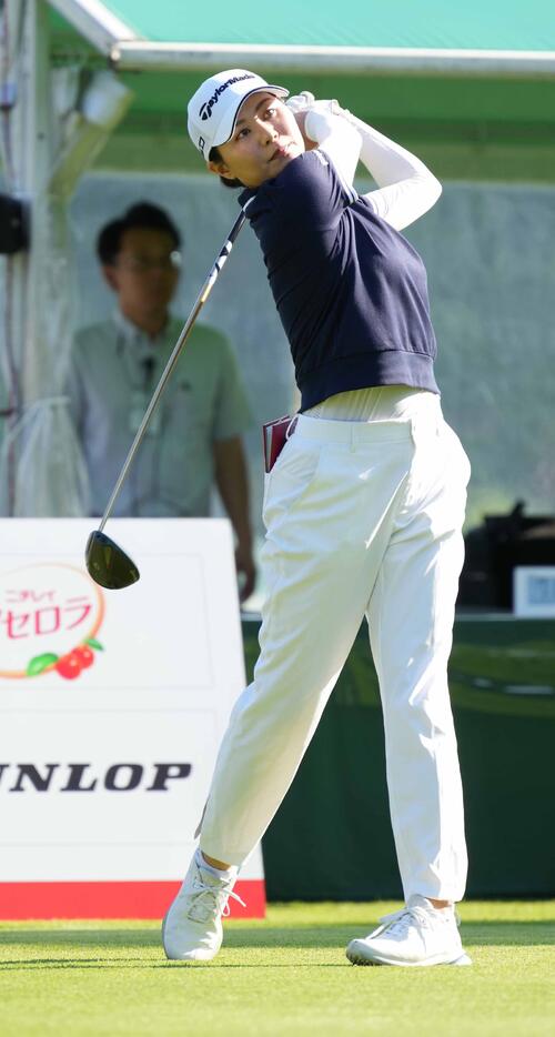 10番、ティーショットを放つ新垣比菜（撮影・小沢裕）