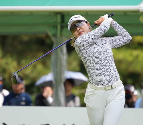 1番、ティーショットを放つ高橋彩華（撮影・小沢裕）
