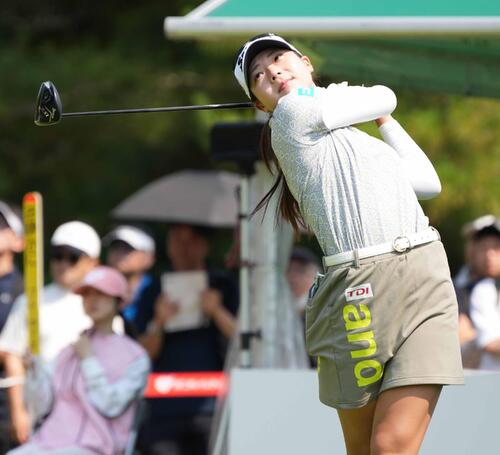 1番、ティーショットを放つ菅楓華（撮影・小沢裕）