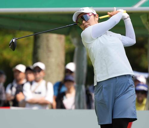 1番、ティーショットを放つ藤田さいき（撮影・小沢裕）