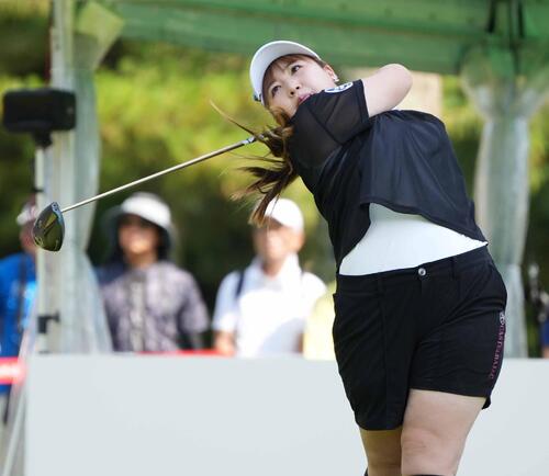 1番、ティーショットを放つ小林光希（撮影・小沢裕）