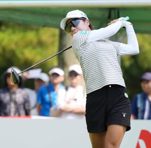 1番、ティーショットを放つ岡山絵里（撮影・小沢裕）