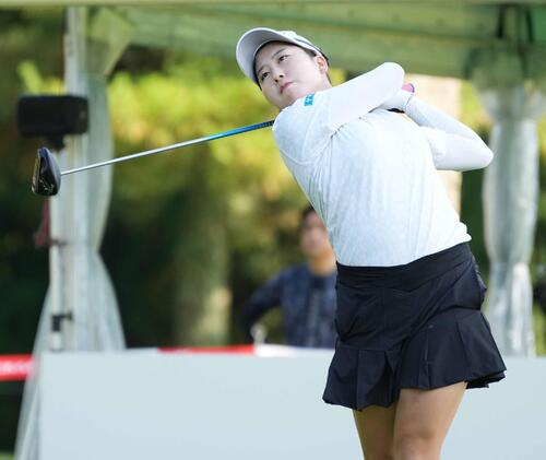 1番、ティーショットを放つ藤本愛菜（撮影・小沢裕）