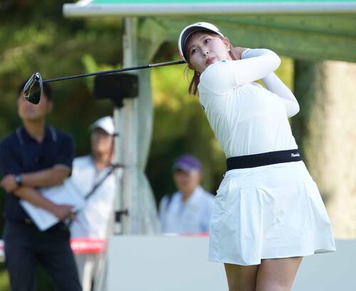 1番、ティーショットを放つ皆吉愛寿香（撮影・小沢裕）