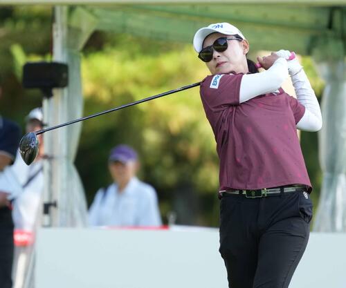 1番、ティーショットを放つ横峯さくら（撮影・小沢裕）