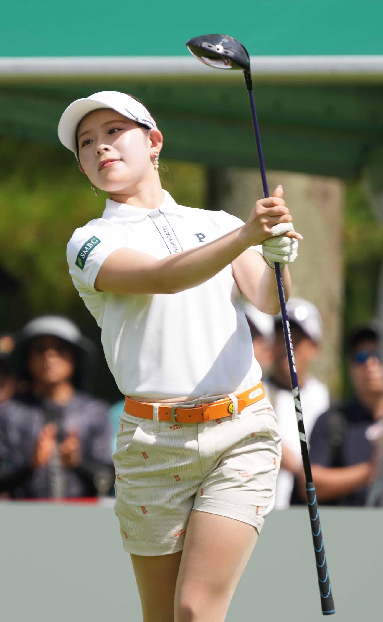 1番、ティーショットを放つ吉田鈴（撮影・小沢裕）