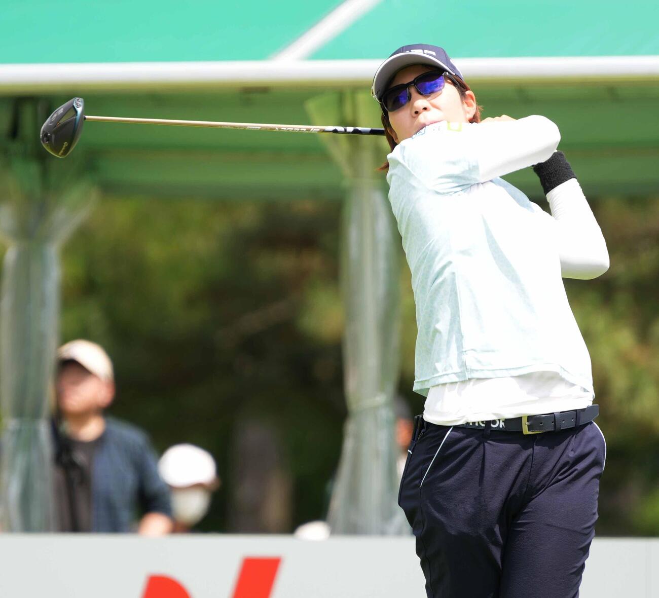 1番、ティーショットを放つ穴井詩（撮影・小沢裕）
