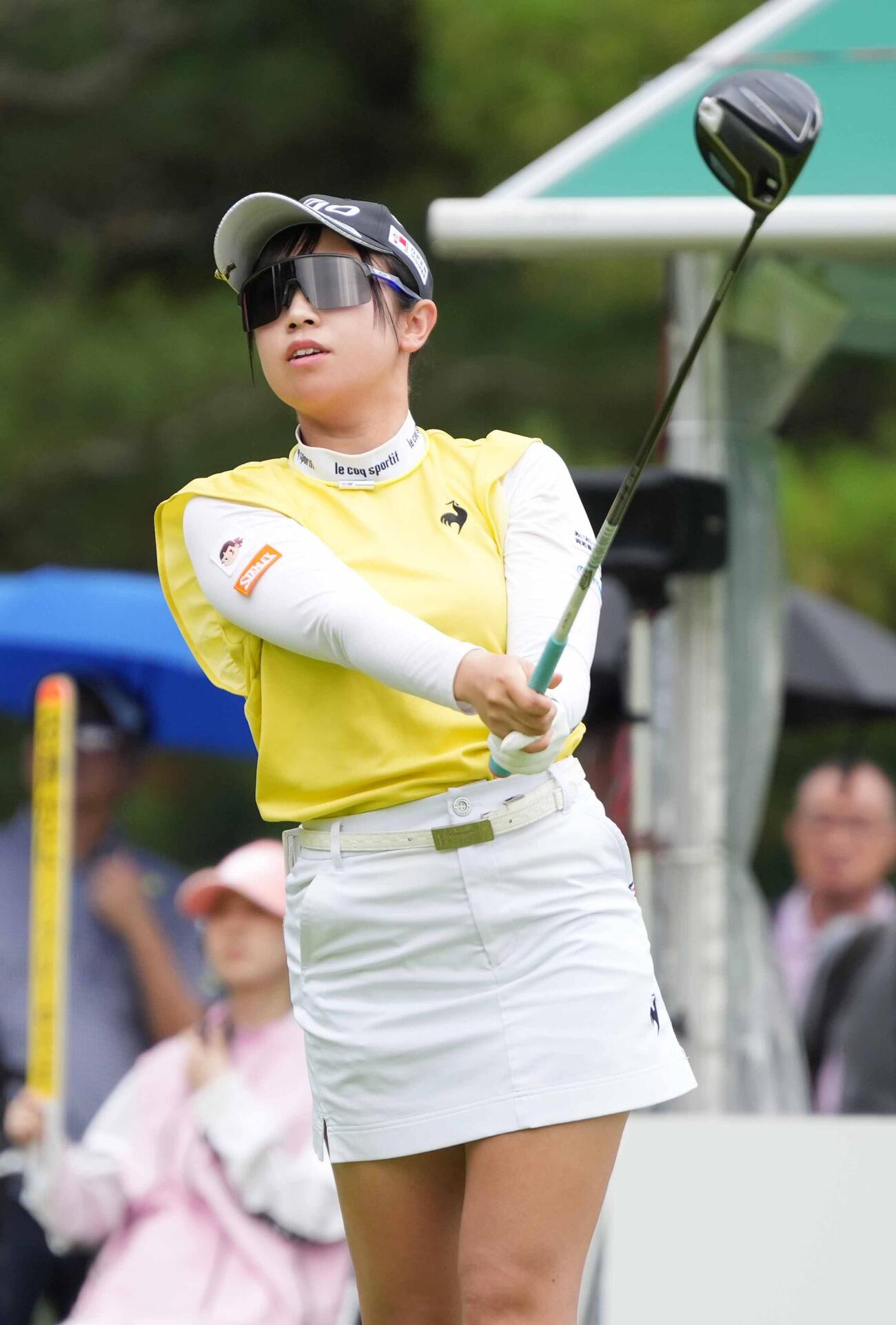 1番、ティーショットを放つ菅沼菜々（撮影・小沢裕）