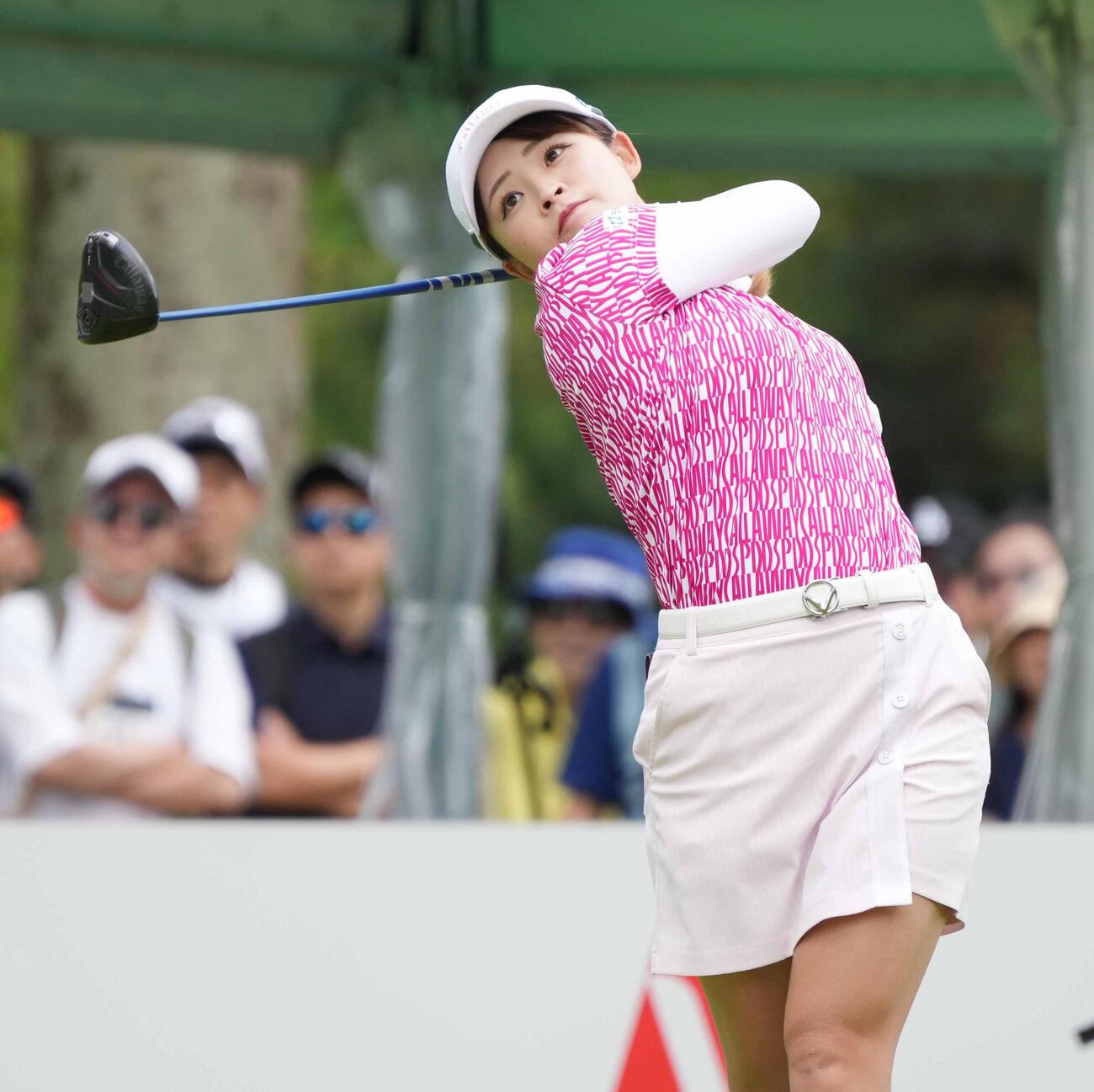 1番、ティーショットを放つ政田夢乃（撮影・小沢裕）