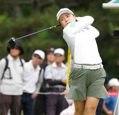 1番、ティーショットを放つ永峰咲希（撮影・小沢裕）