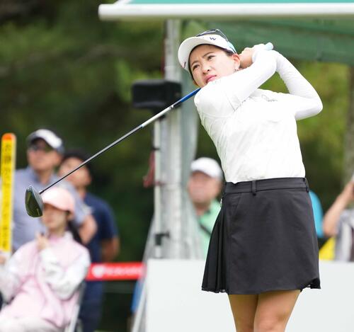 1番、ティーショットを放つ永井花奈（撮影・小沢裕）