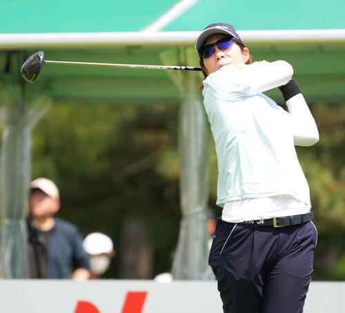 1番、ティーショットを放つ穴井詩（撮影・小沢裕）