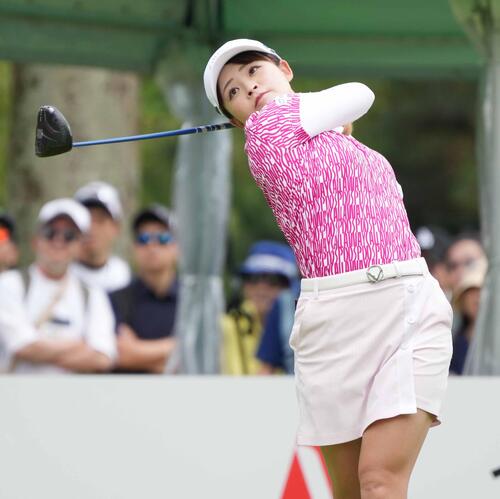 1番、ティーショットを放つ政田夢乃（撮影・小沢裕）