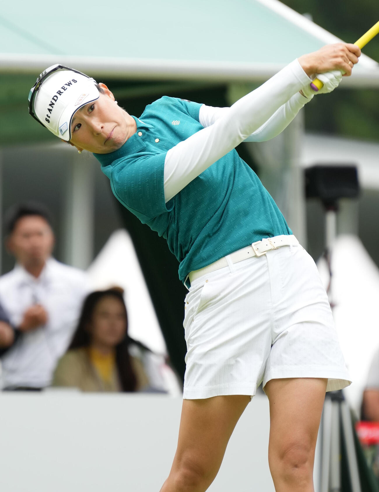1番、ティーショットを放つ木戸愛