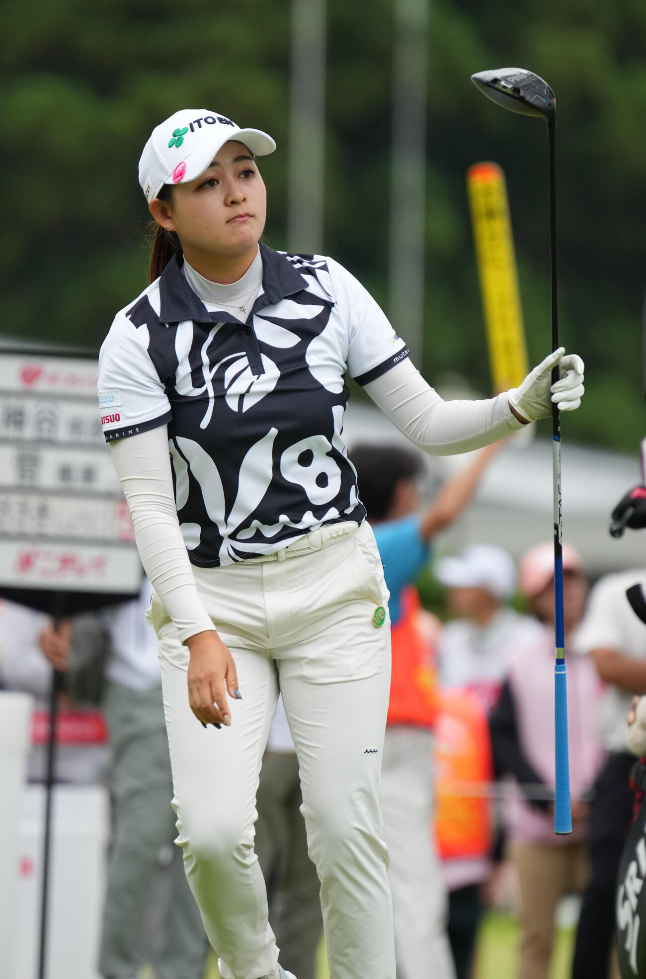 1番、ティーショットを放つ神谷桃歌