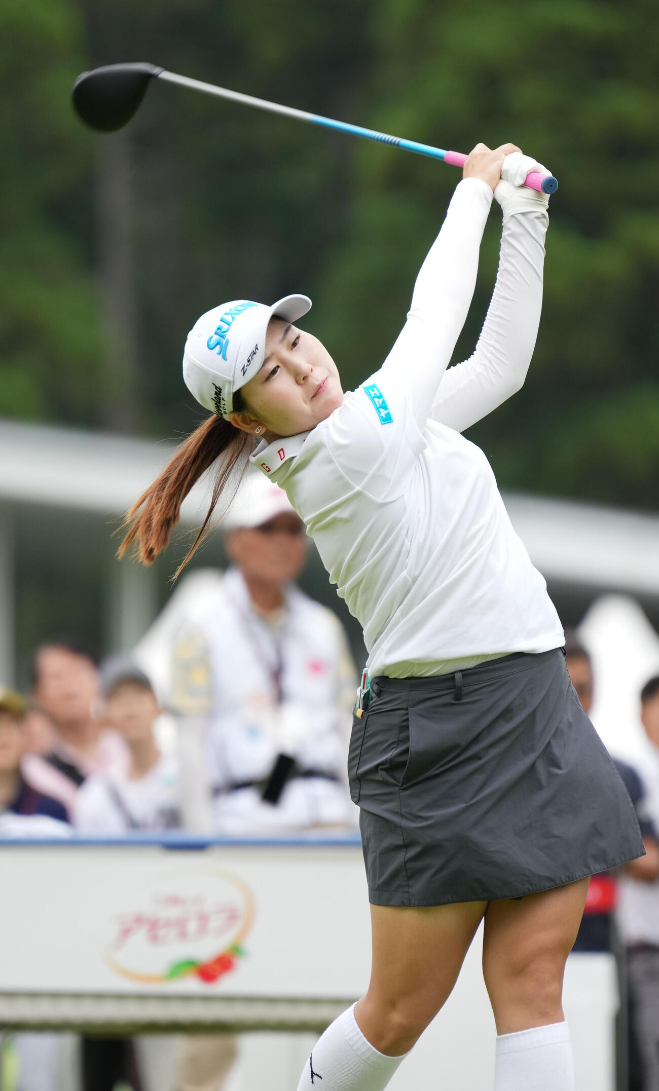 1番、ティーショットを放つ藤本愛菜