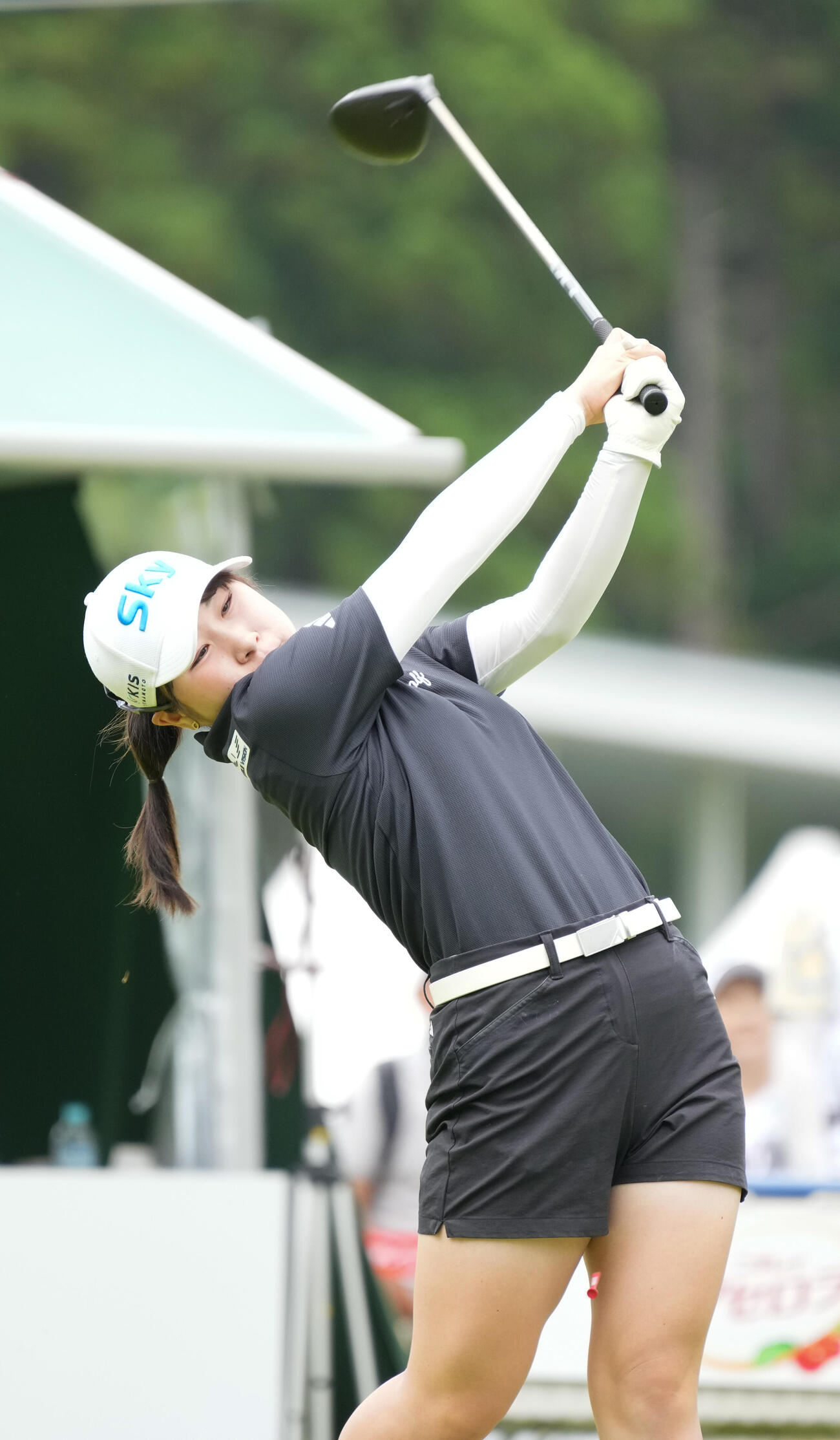 1番、ティーショットを放つ荒木優奈