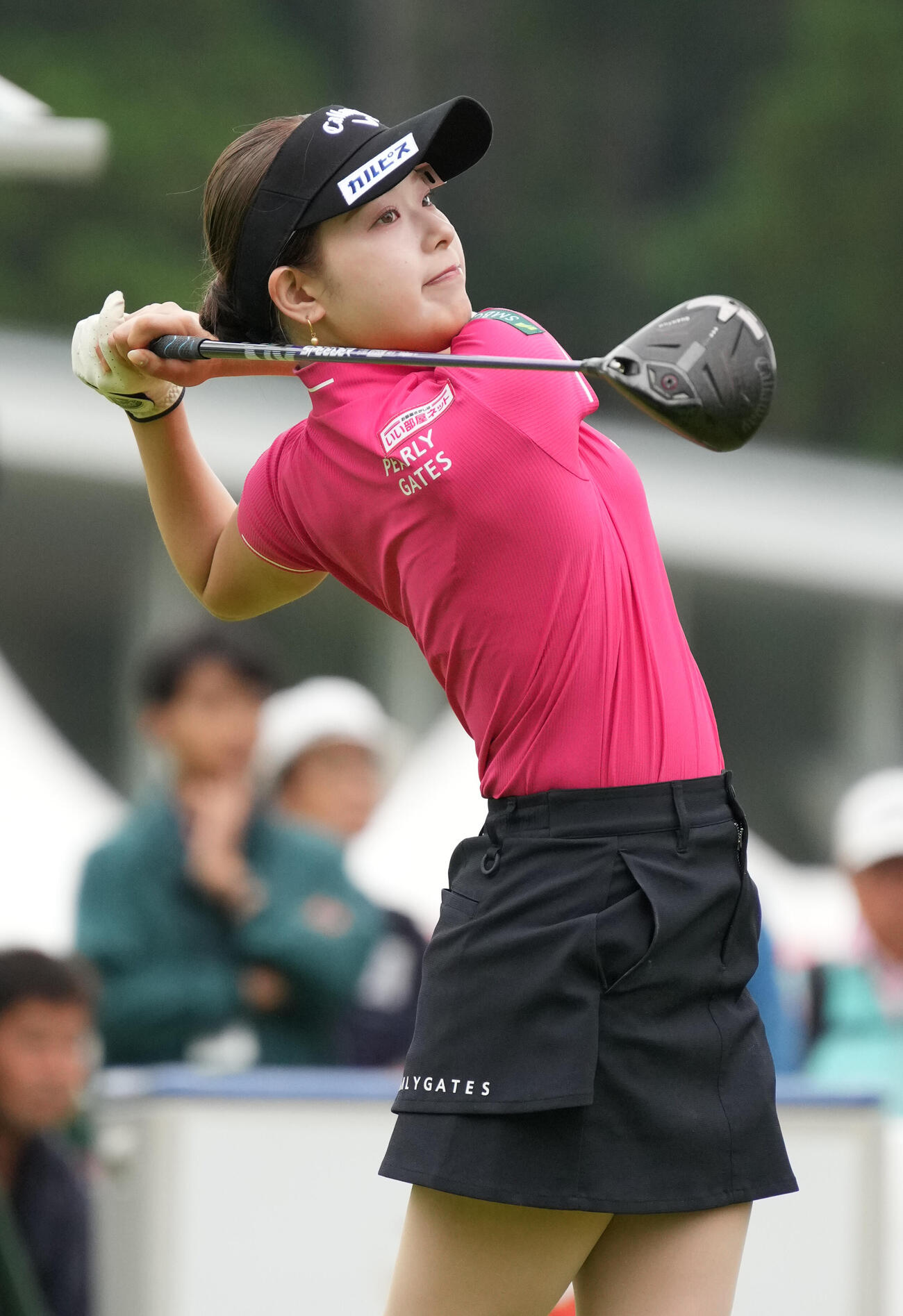 1番、ティーショットを放つ吉田鈴
