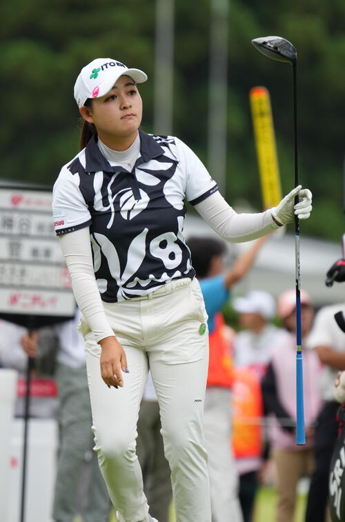 1番、ティーショットを放つ神谷桃歌