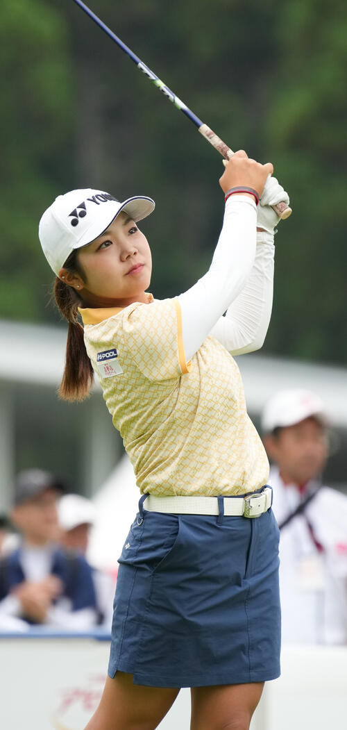 1番、ティーショットを放つ大久保柚季