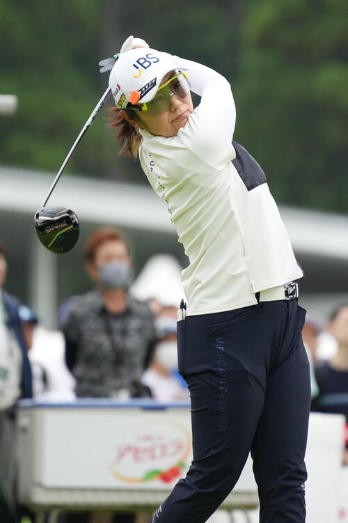 1番、ティーショットを放つ藤田さいき