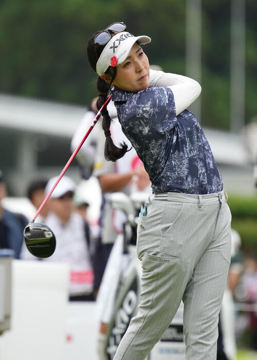 1番、ティーショットを放つ青木瀬令奈