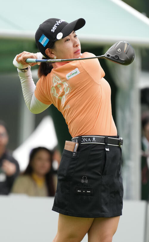 1番、ティーショットを放つ永井花奈