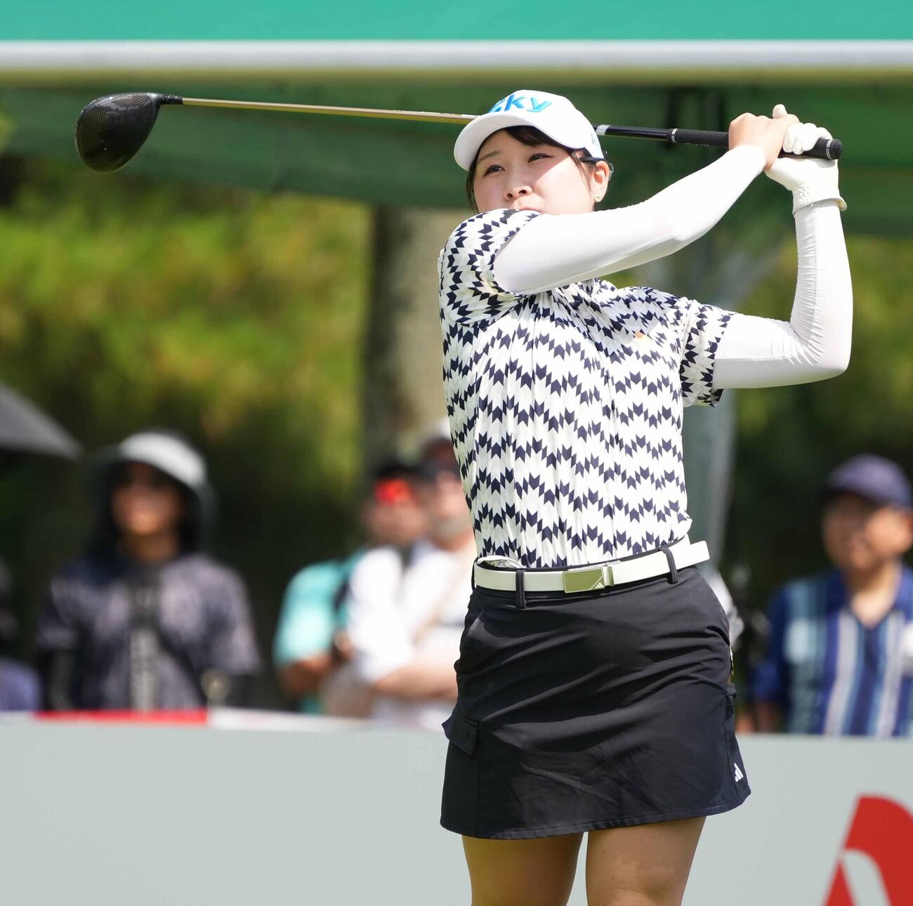 1番、ティーショットを放つ荒木優奈（撮影・小沢裕）