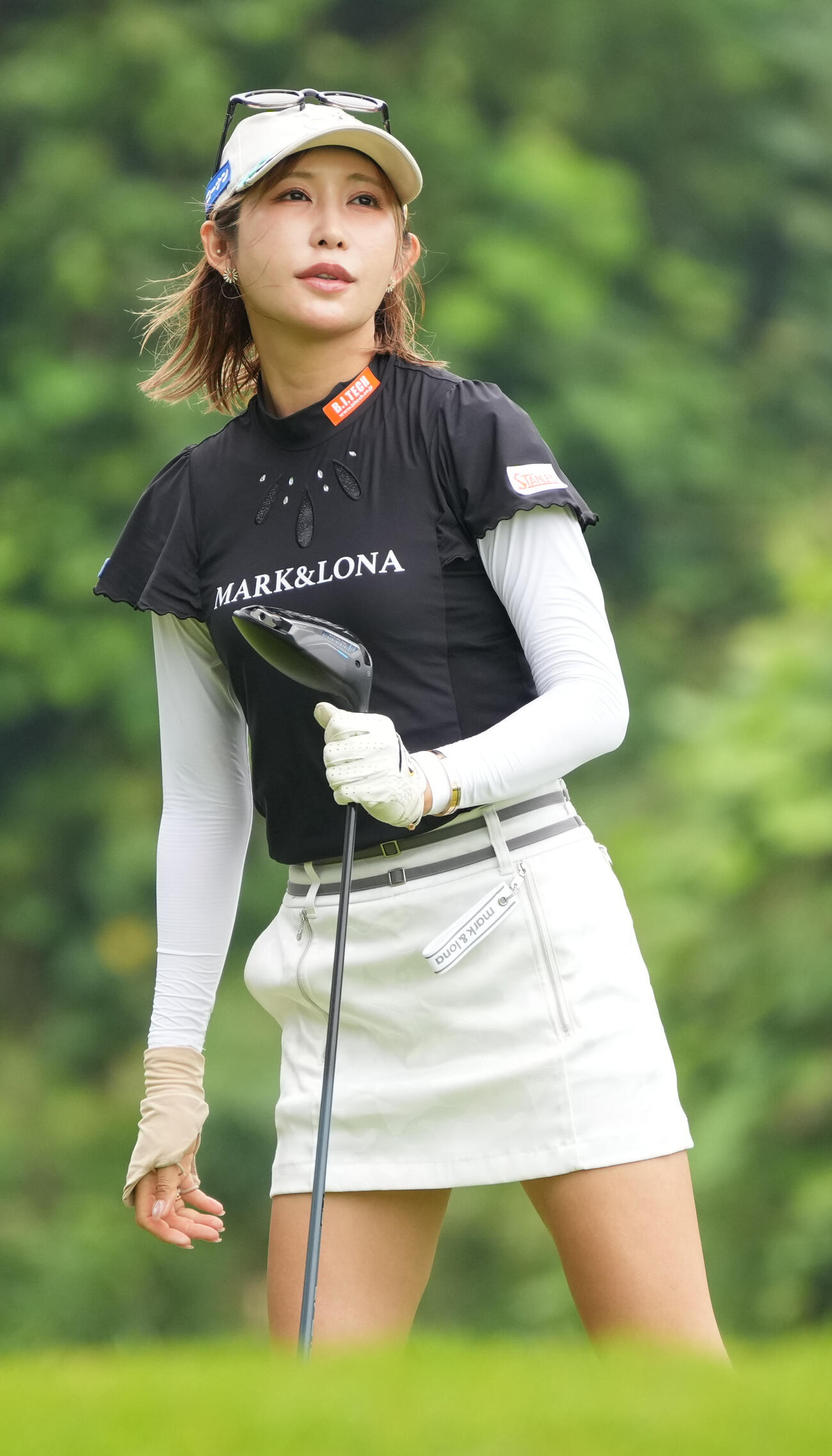 3番、ティーショットの行方を確認する金田久美子
