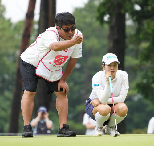 2番、バーディーパットのラインを読む藤本愛菜