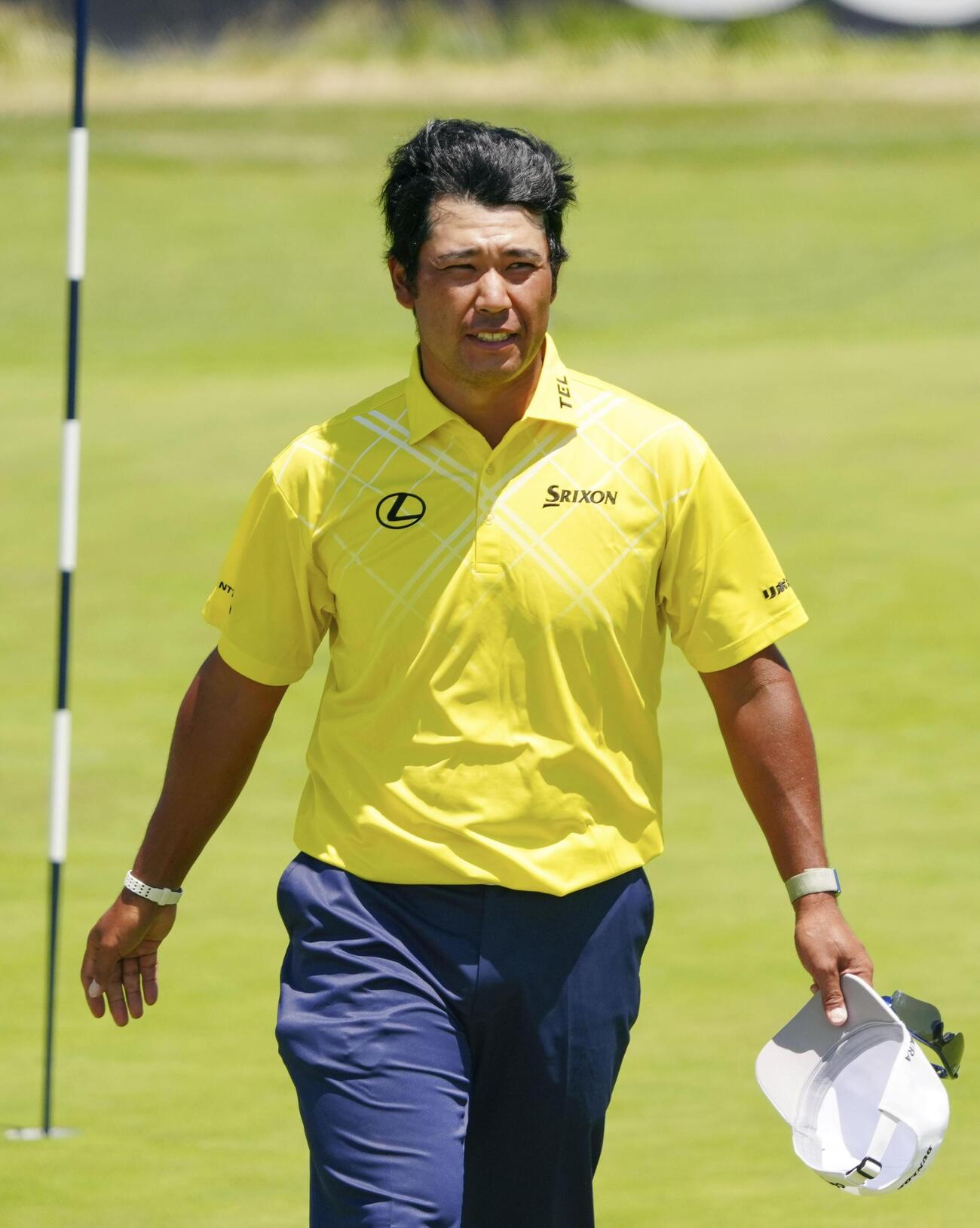 最終ラウンド、ホールアウトする松山英樹。通算14オーバーの65位＝シネコックヒルズGC（共同）