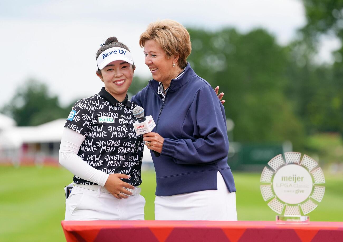 セレモニーで笑顔を見せる優勝した山下美夢有（左）（共同）