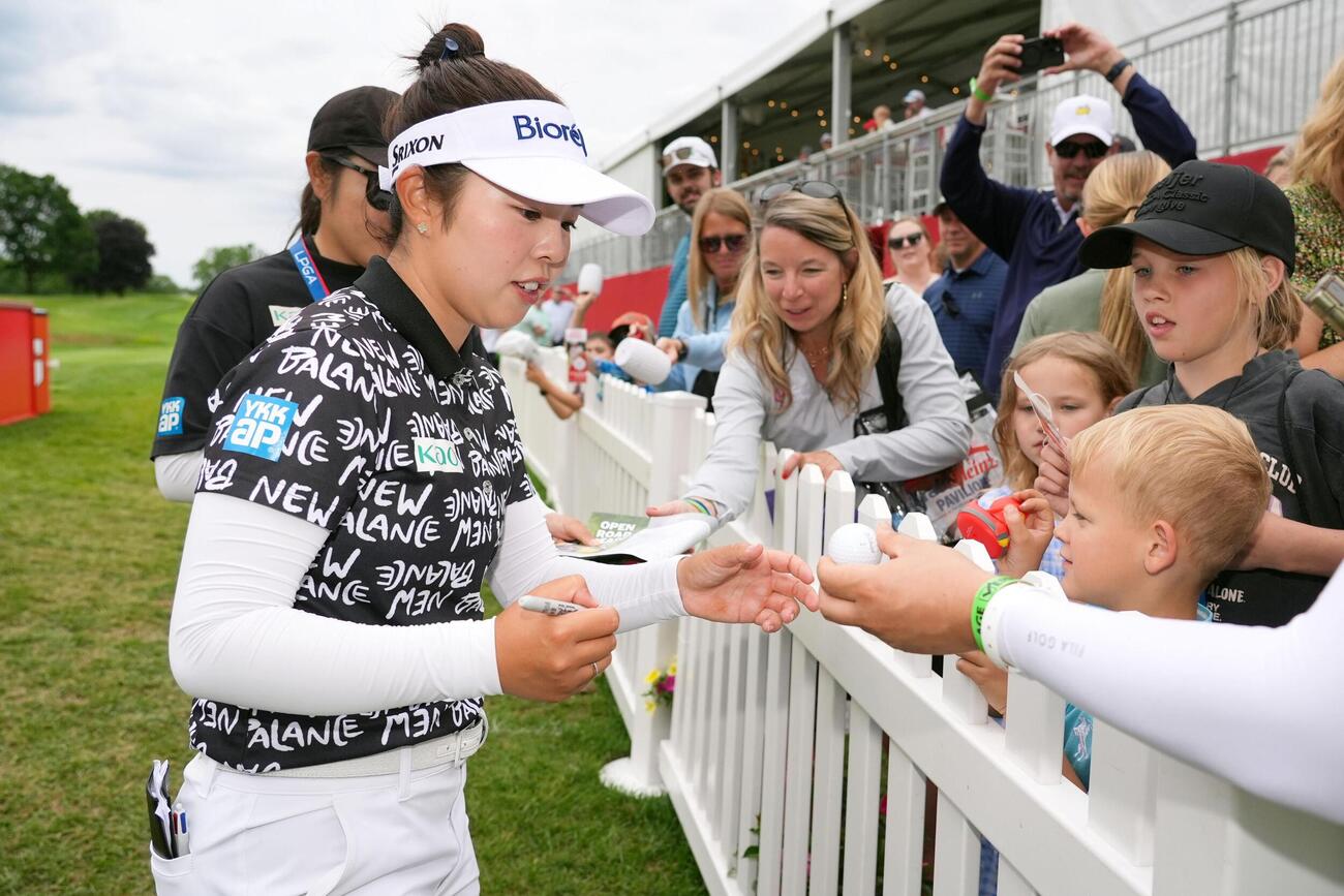 プレーオフを制して優勝し、サインに応じる山下美夢有（共同）
