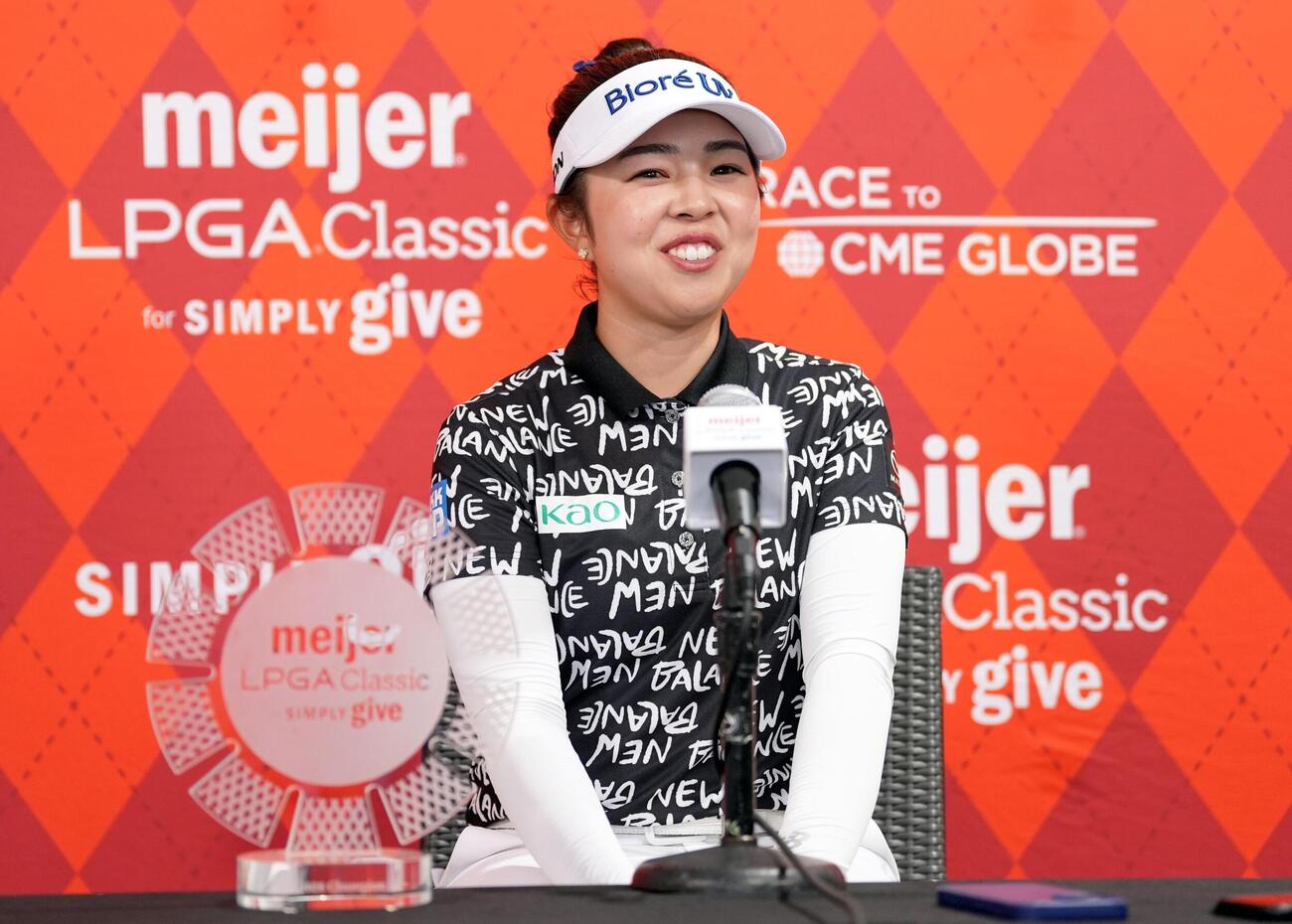 プレーオフを制して優勝し、記者会見で笑顔を見せる山下美夢有（共同）