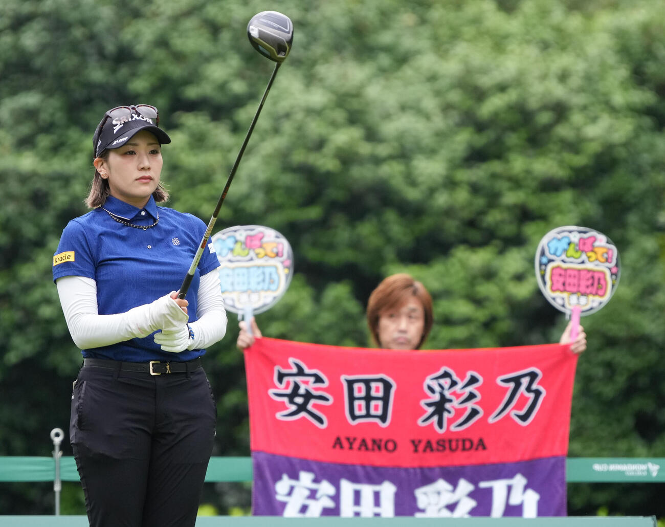10番、ティーショットの狙いを定める安田彩乃