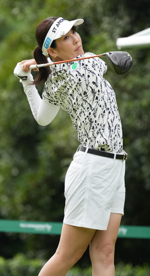 10番、ティーショットを放つ福田真未