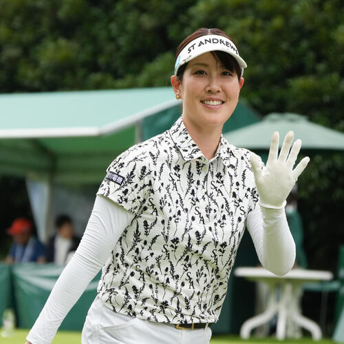 10番、ティーショットを終えカメラマンに手を振る福田真未
