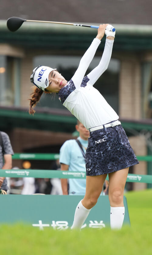 17番、ティーショットを放つ安田祐香
