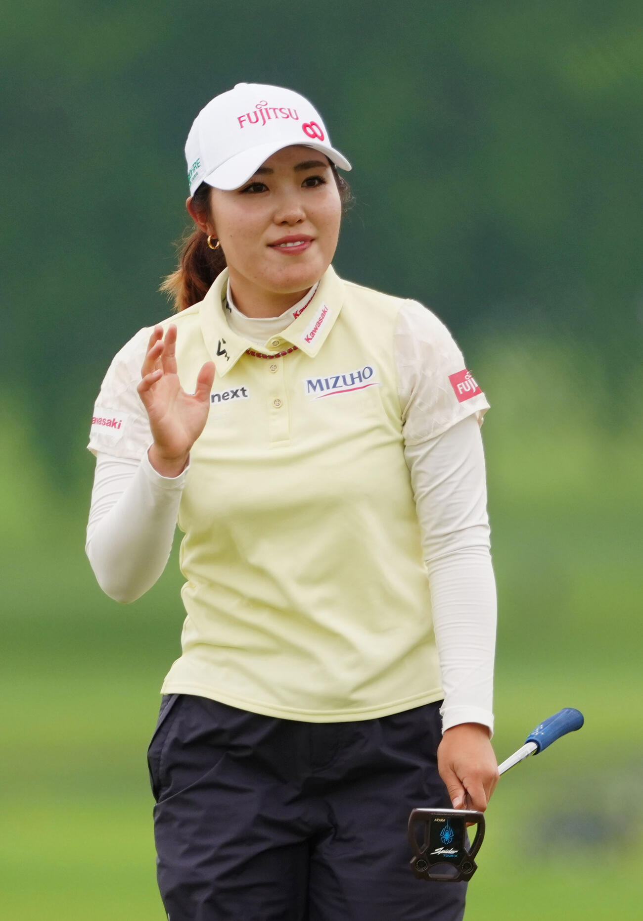 第1ラウンド、9番でバーディーパットを決め、拍手に応える古江彩佳。3アンダーで8位＝ヘーゼルティンナショナルGC（共同）