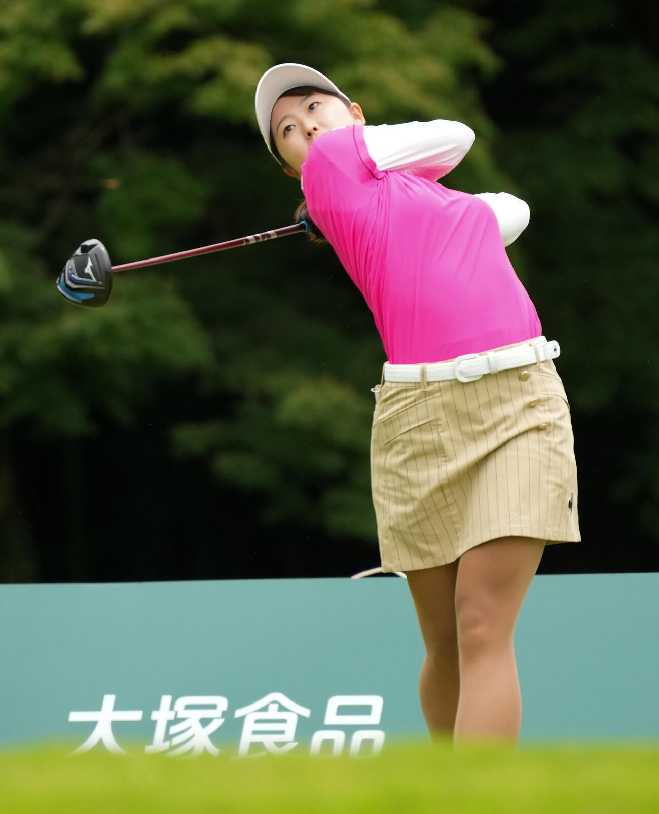 16番、ティーショットを放つ稲垣那奈子（撮影・小沢裕）