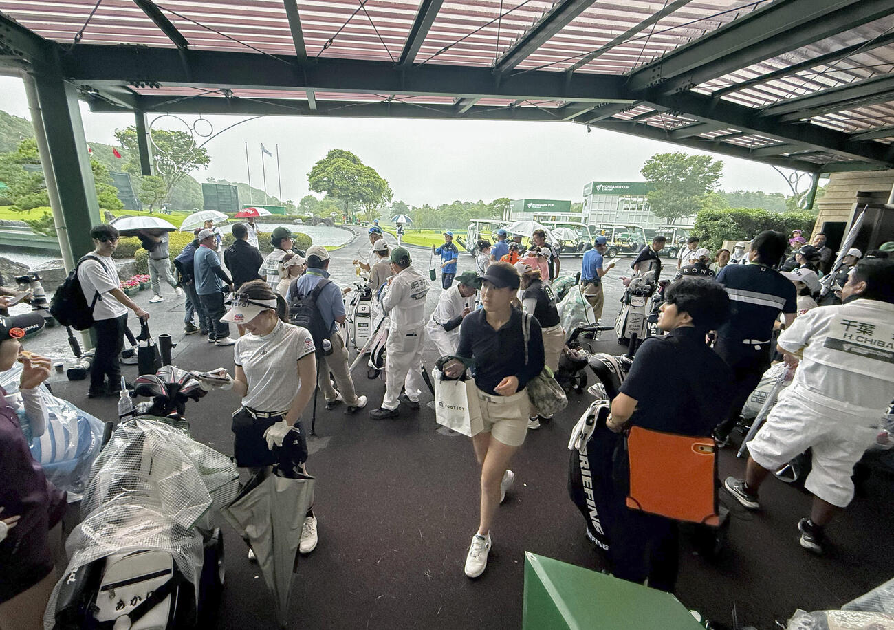 第2日、雷雲接近のためクラブハウスに引き揚げてきた選手たち。この後、サスペンデッドとなる＝カメリアヒルズCC(共同)