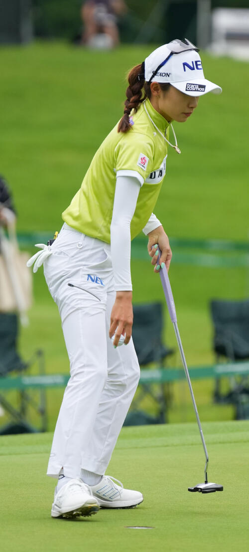 18番、バーディーを奪う安田祐香