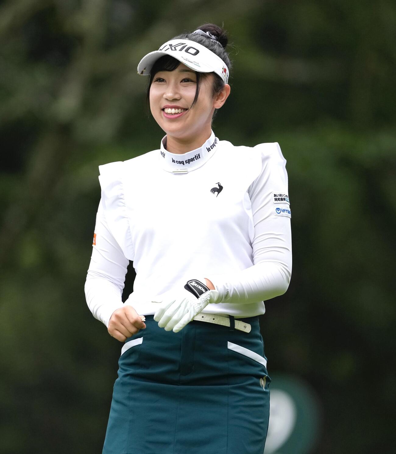 9番、ティーショットを放ち笑顔を見せる菅沼菜々（撮影・小島史椰）