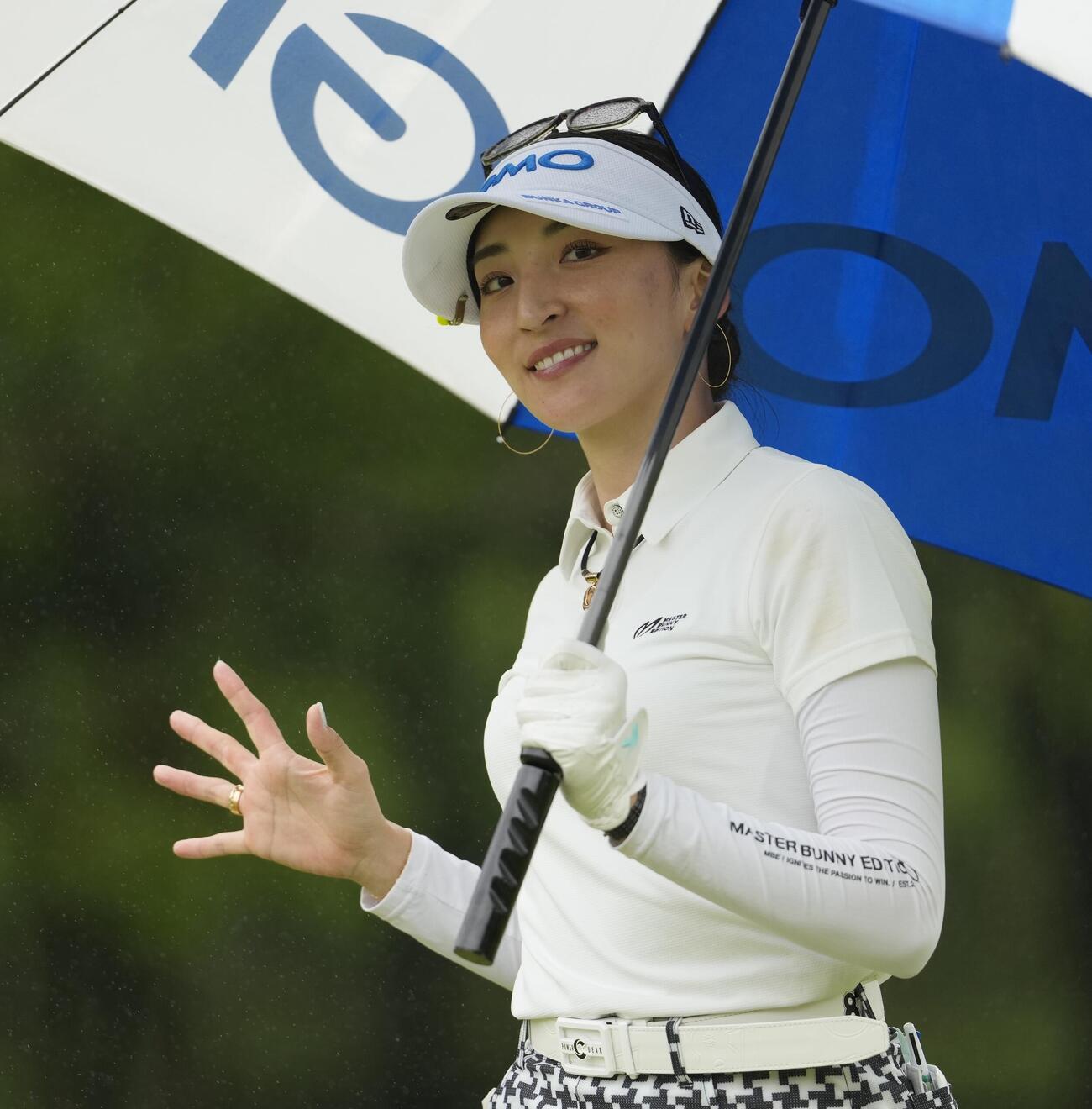 2番、ティーショットを放ち笑顔を見せる脇元華（撮影・小島史椰）