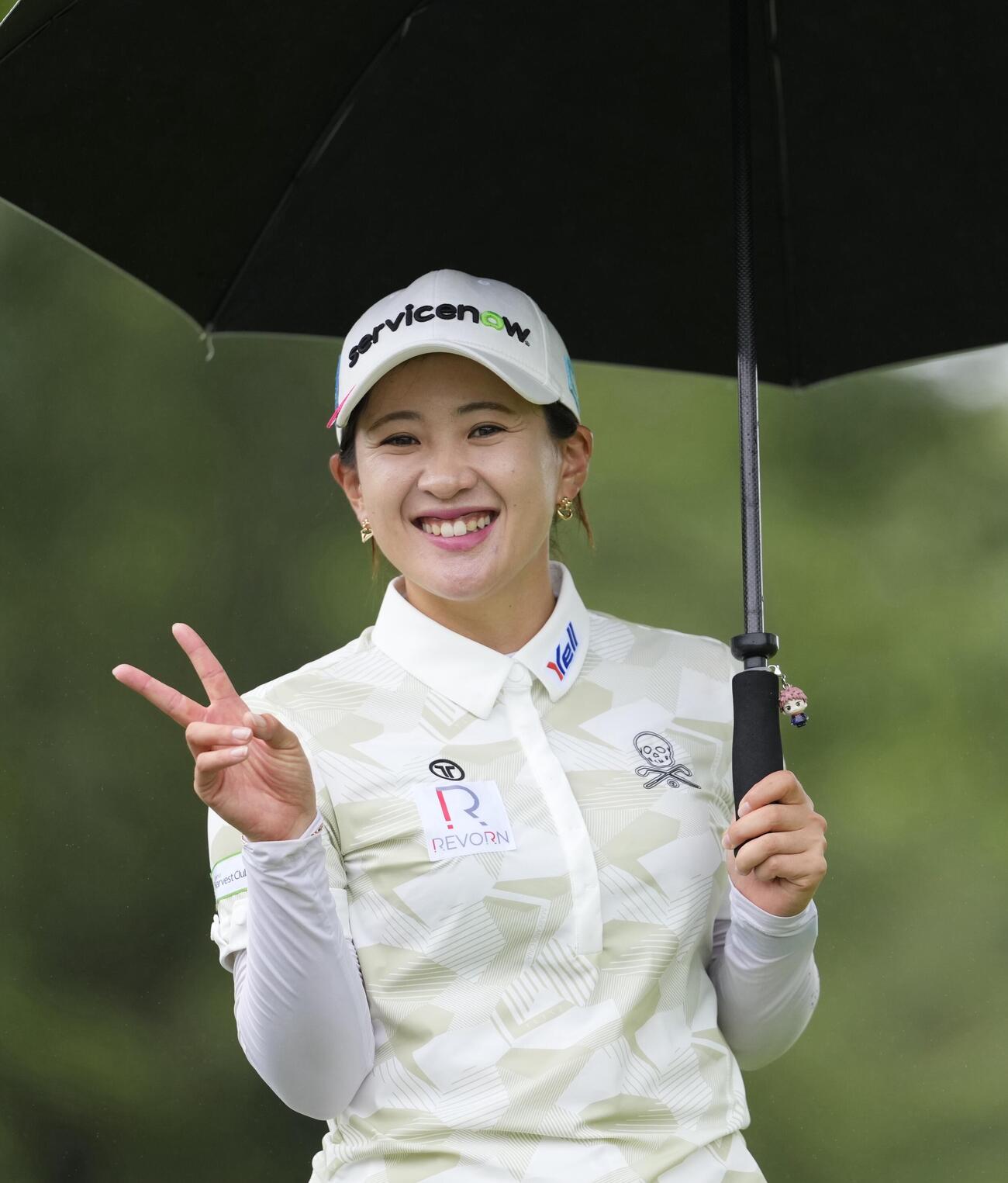 2番、ティーショットを放ち笑顔を見せる永井花奈（撮影・小島史椰）